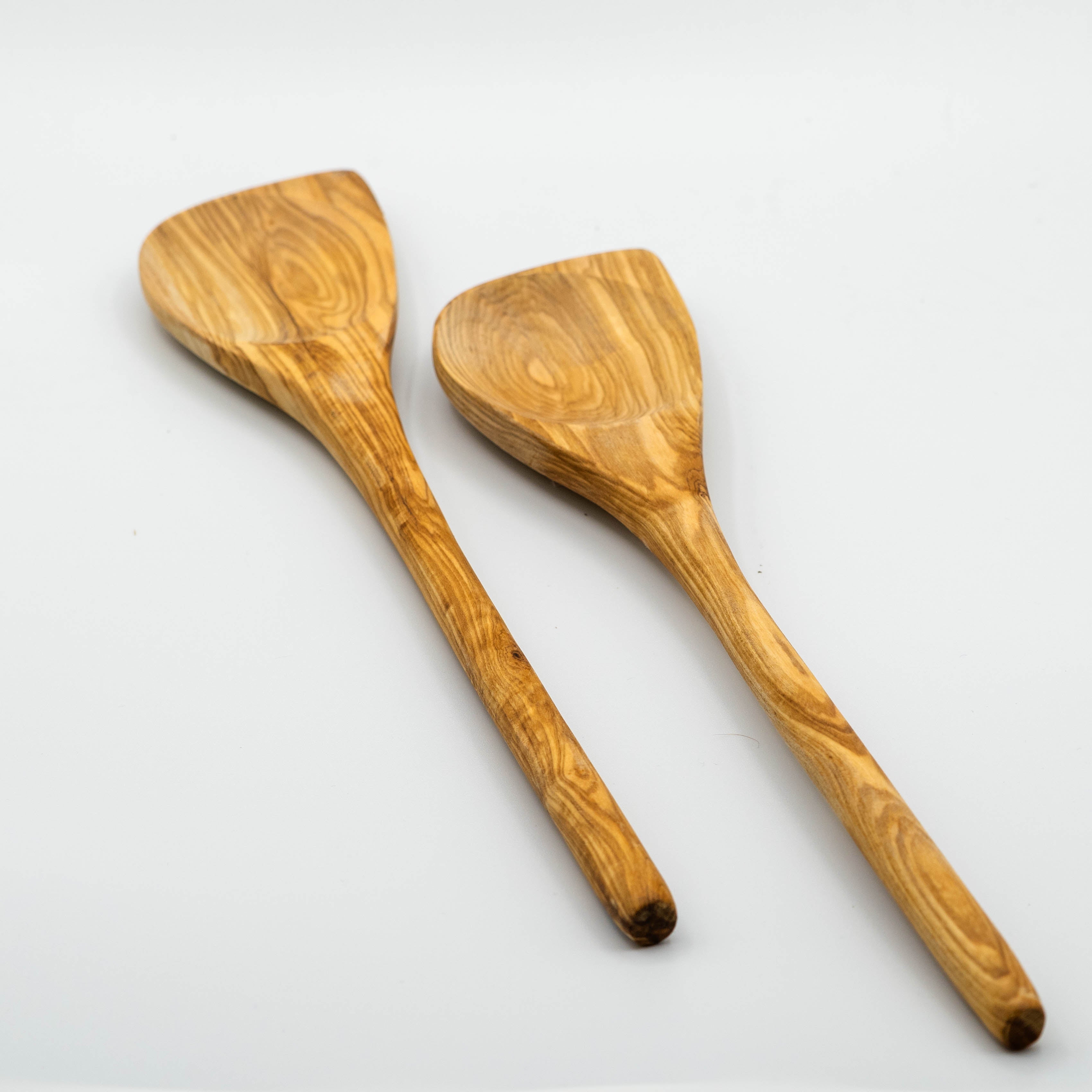 Schräger Kochlöffel mit Spitze aus Olivenholz