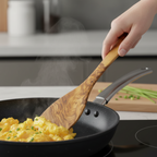 Pfannenwender aus Olivenholz im Einsatz